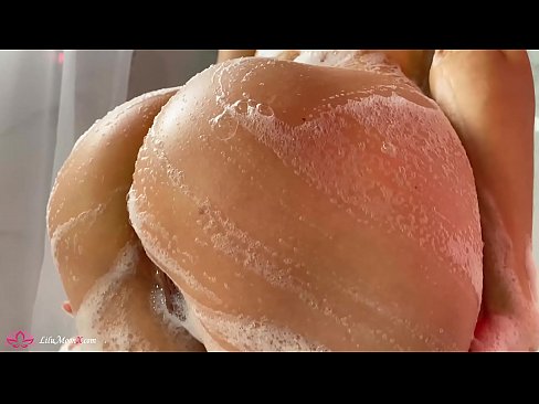 ❤️ Brunette o ipholla litho tsa botona kapa botšehali ho li khotsofatsa Pussy e nang le Vibrator ho ea ho Intense Orgasm in Shower rona
